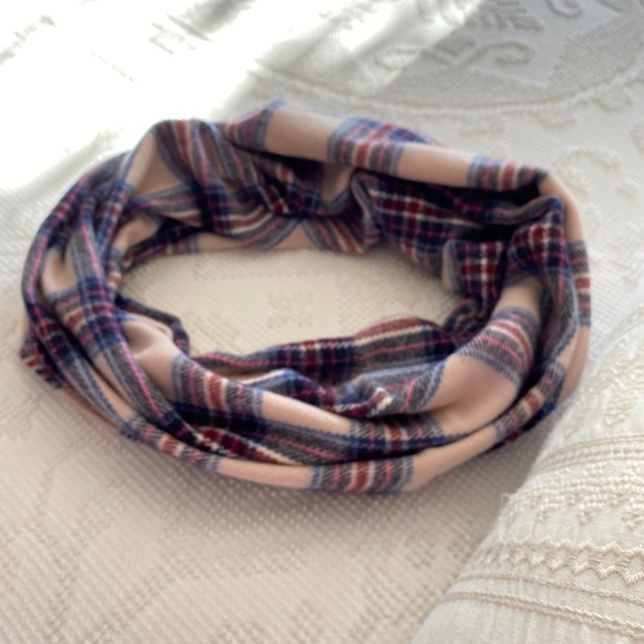 H & M Infinity Scarf - Picture 14 of 16